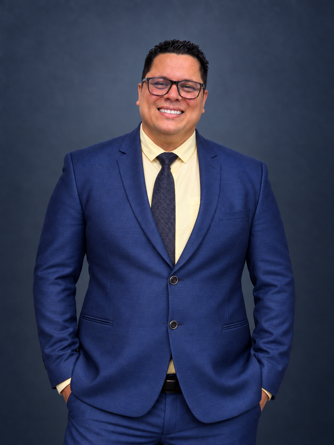 Retrato profesional de Luis Alejandro Rojas, con gafas y traje azul